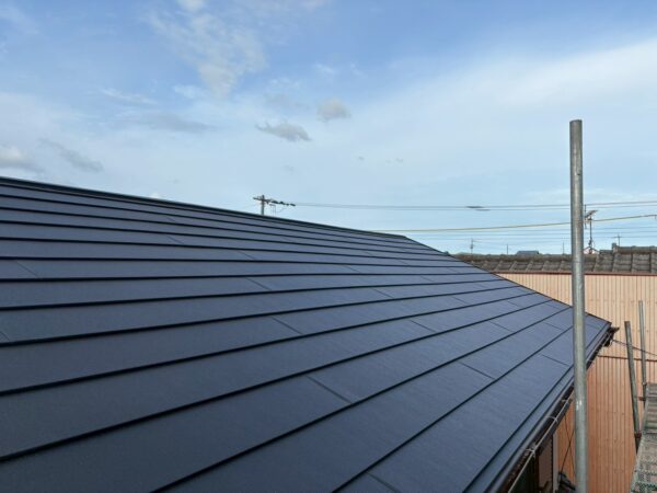 香川県高松市にて屋根修理・葺き替え工事〈瓦屋根からスーパーガルテクト〉の施工後写真