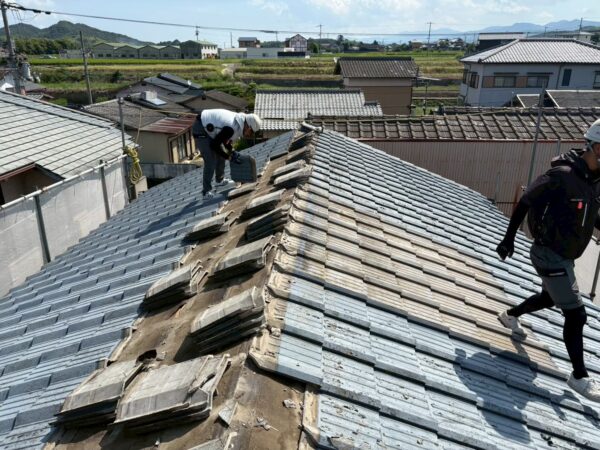 香川県高松市にて屋根修理・葺き替え工事〈瓦屋根からスーパーガルテクト〉の施工前写真