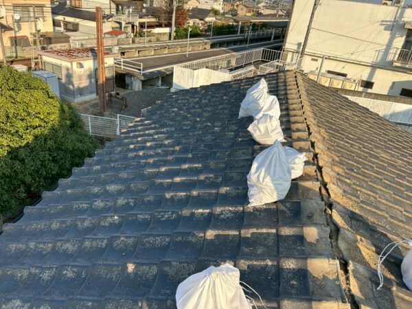 香川県高松市にて屋根修理〈瓦屋根からスーパーガルテクトへの葺き替え工事〉の施工前写真