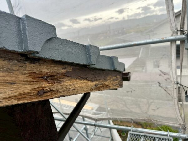 香川県高松市にて屋根修理〈破風板のメンテナンス〉の施工前写真