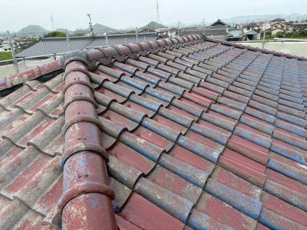 高松市にて屋根修理〈セメント瓦の塗装・棟積み直し〉の施工前写真