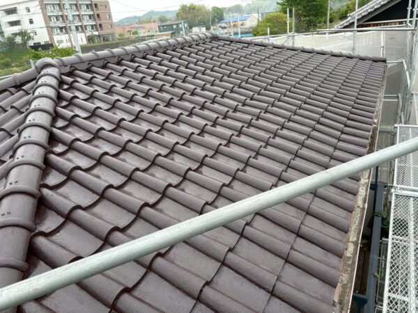 高松市にて屋根修理〈セメント瓦の塗装・棟積み直し〉の施工後写真