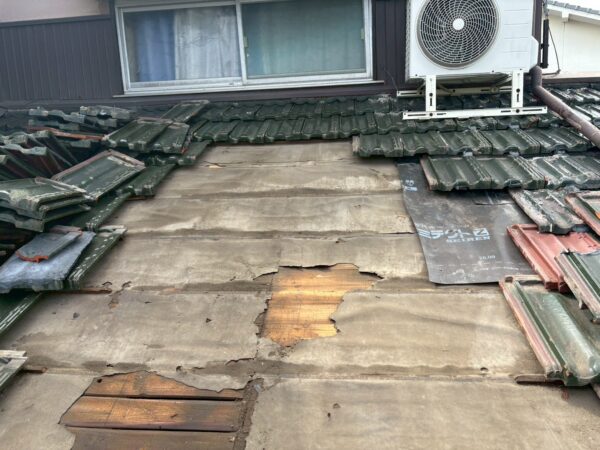 高松市にて屋根修理〈複数箇所の雨漏りで部分葺き直し〉の施工前写真