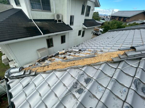 高松市にて屋根修理前のブルーシート養生〈台風で火災保険申請〉の施工前写真