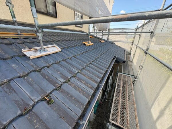 高松市上林町にて瓦屋根葺き替え工事〈強風による風災〉の施工前写真